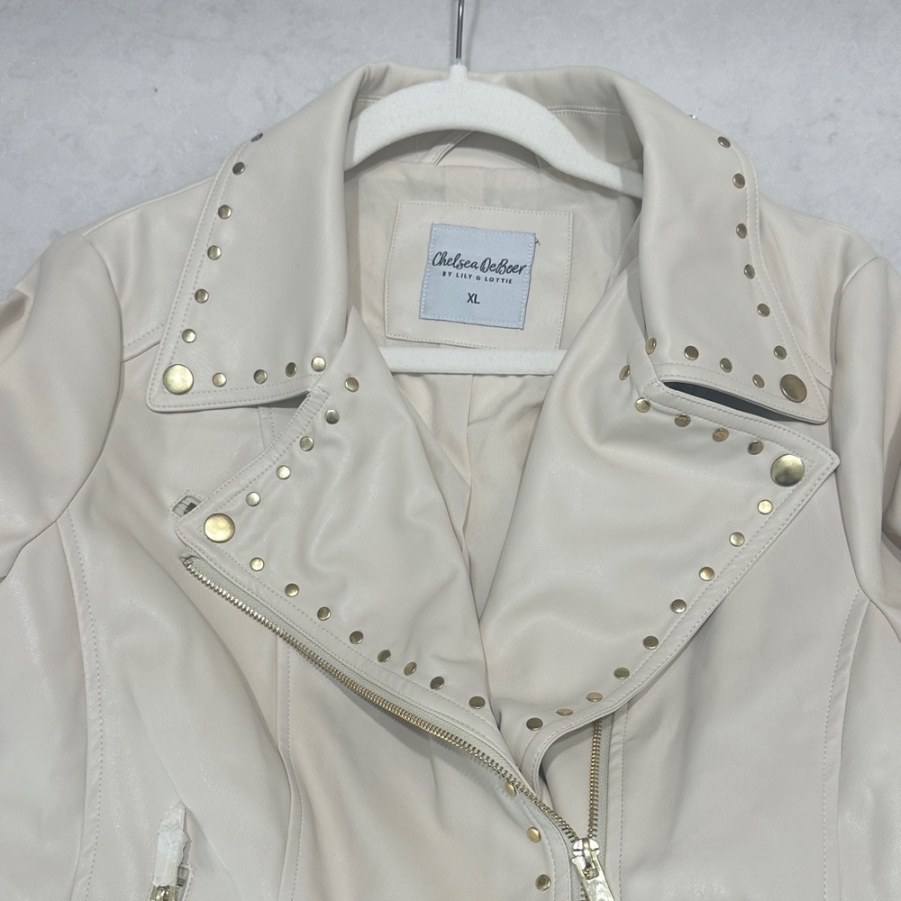 Chic Cream Leather Jacket with Studded Details - Picture 5 of 6
